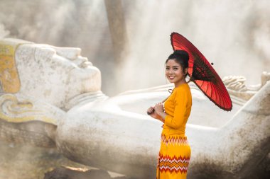 Asyalı bir kız Budist tapınağını ziyaret ediyor.