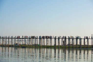 U-Bein Köprüsü'nde yürüyen insanlar, Mandalay