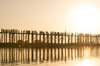 U-Bein Köprüsü'nde yürüyen insanlar, Mandalay