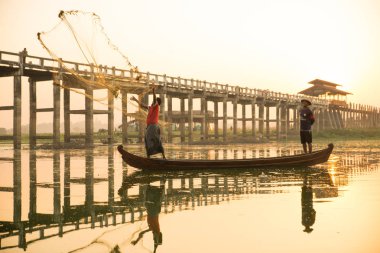 Myanmar balıkçısı göle ağ atıyor. 