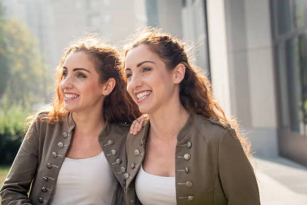 İkiz kız kardeşler açık havada bağ