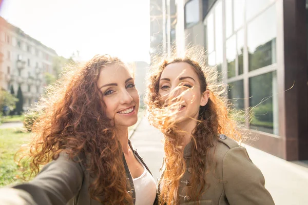 Hermanas gemelas que se unen al aire libre —  Fotos de Stock