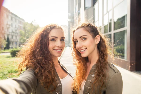 İkiz kız kardeşler açık havada bağ