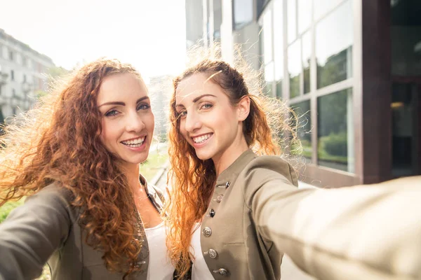 Hermanas gemelas que se unen al aire libre —  Fotos de Stock