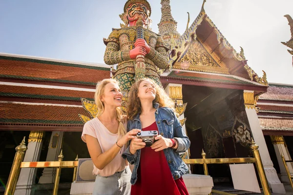 Bangkok, Tayland'ı keşfeden turistler