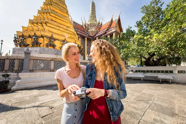 Turyści zwiedzający Bangkok, Tajlandia — Zdjęcie stockowe