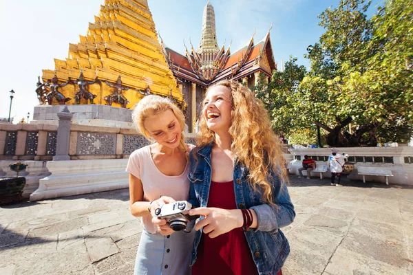 Turistas explorando Bangkok, Tailandia — Foto de Stock