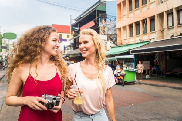 Toeristen die Bangkok, Thailand verkennen — Stockfoto