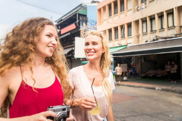 Les touristes explorent Bangkok, Thaïlande — Photo