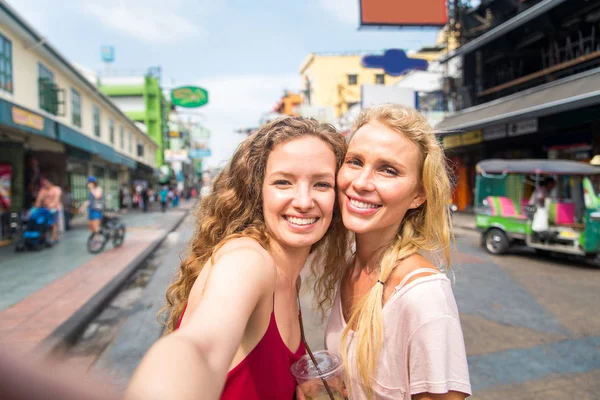 Tourists exploring Bangkok, Thailand — Stock Photo, Image