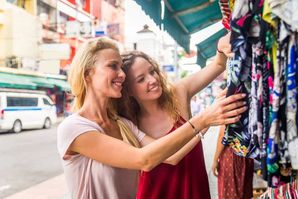 Tourists exploring Bangkok, Thailand — Stock Photo, Image