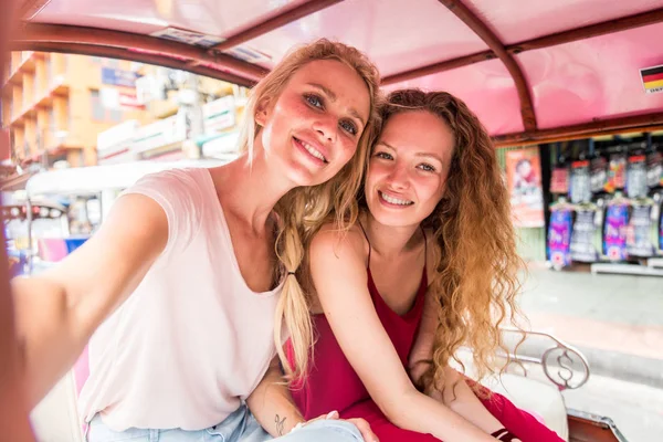 Tourists exploring Bangkok, Thailand — Stock Photo, Image