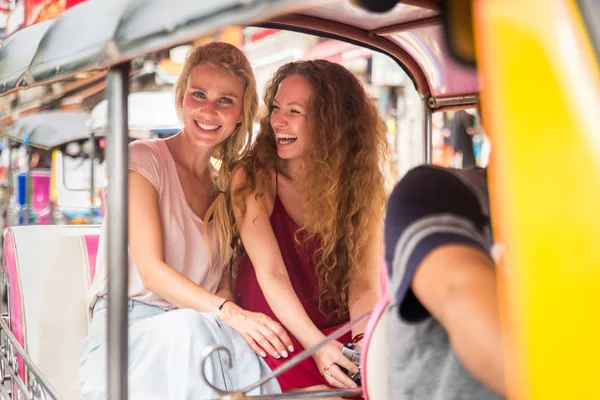 Turisti alla scoperta di Bangkok, Thailandia — Foto Stock