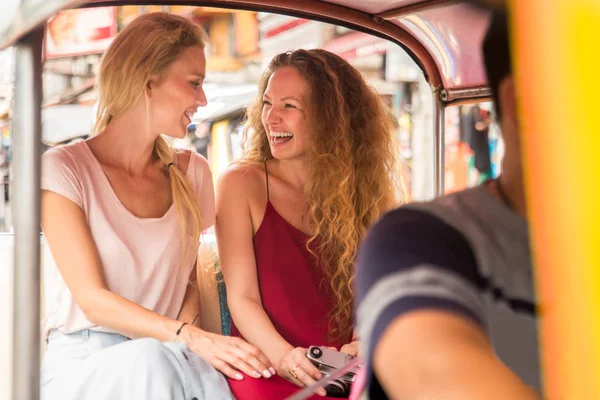 Turisti alla scoperta di Bangkok, Thailandia — Foto Stock