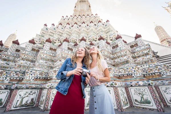 Turistas explorando Bangkok, Tailandia — Foto de Stock