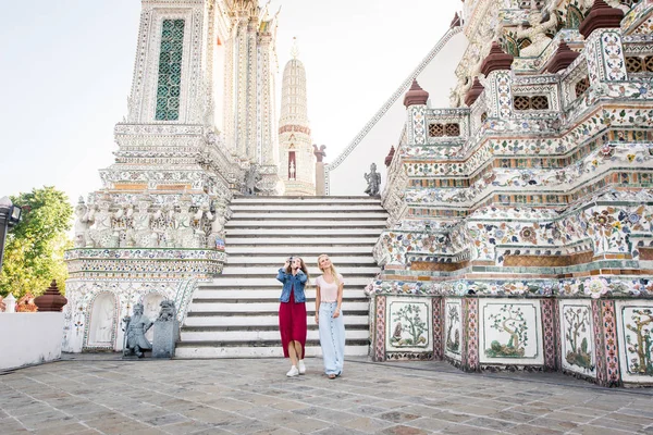 Les touristes explorent Bangkok, Thaïlande — Photo