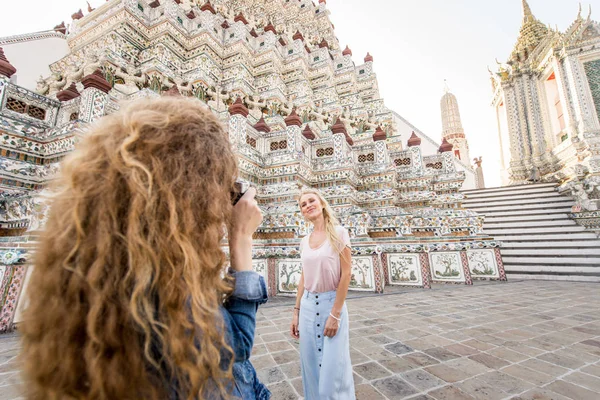 Les touristes explorent Bangkok, Thaïlande — Photo