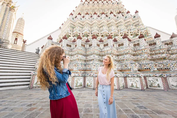 Les touristes explorent Bangkok, Thaïlande — Photo