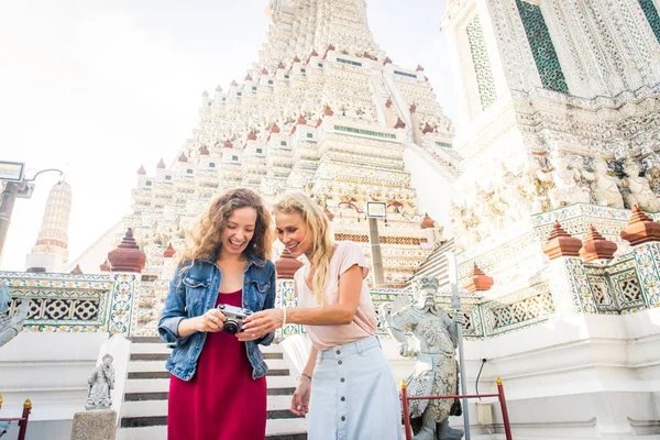 Les touristes explorent Bangkok, Thaïlande — Photo