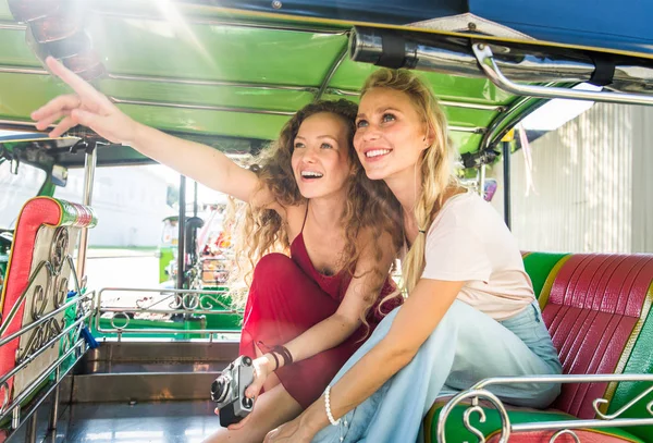 Tourists exploring Bangkok, Thailand — Stock Photo, Image