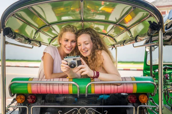 Tourists exploring Bangkok, Thailand — Stock Photo, Image