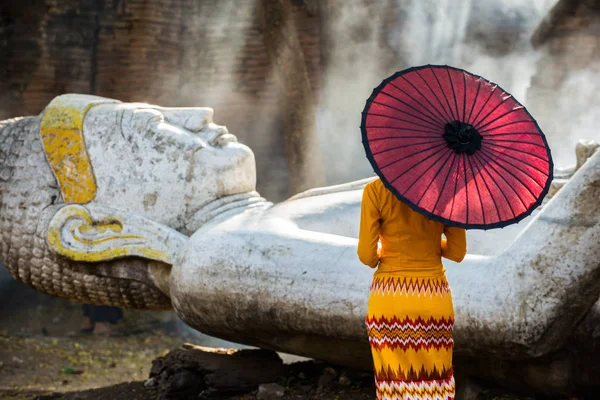 Asyalı bir kız Budist tapınağını ziyaret ediyor.