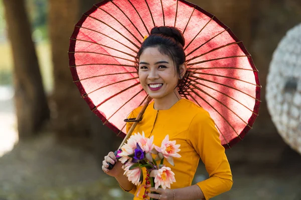 Menina asiática visitando um templo budista — Fotografia de Stock