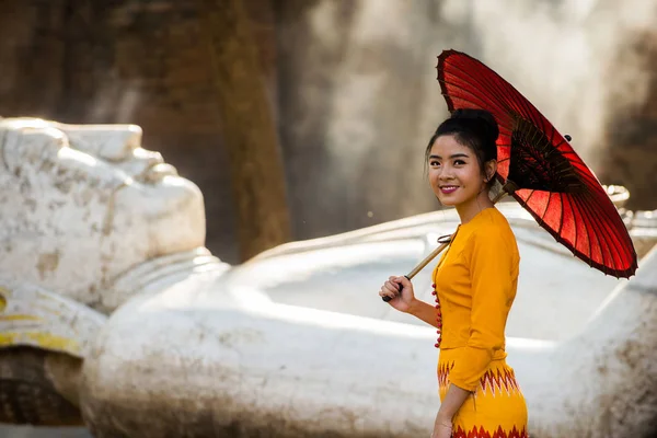 Asiatique fille visitant un bouddhiste temple — Photo