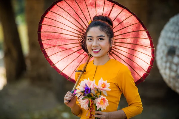 Asiatique fille visitant un bouddhiste temple — Photo