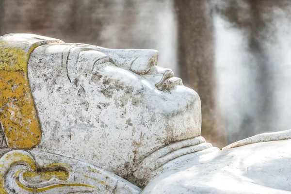 Estatua de Buda hecha de piedra blanca, antiguo estilo grunge vintage — Foto de Stock