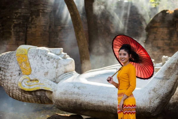Asyalı bir kız Budist tapınağını ziyaret ediyor.