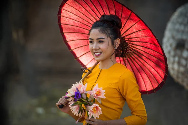 Asyalı bir kız Budist tapınağını ziyaret ediyor.