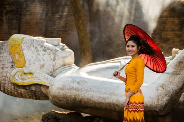 Asyalı bir kız Budist tapınağını ziyaret ediyor.