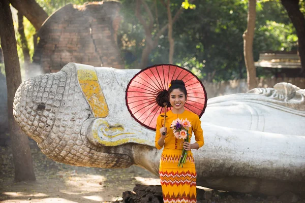 Asyalı bir kız Budist tapınağını ziyaret ediyor.
