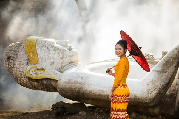 Asiatique fille visitant un bouddhiste temple — Photo