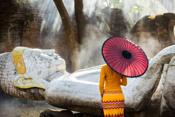 Asiatisk flicka besöker ett buddisttempel — Stockfoto