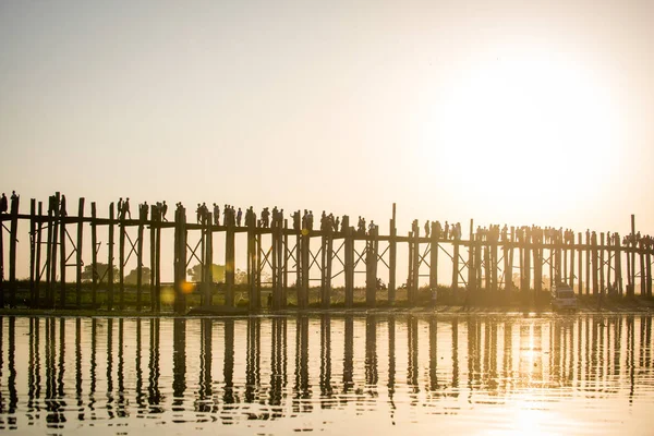 U-Bein Köprüsü'nde yürüyen insanlar, Mandalay
