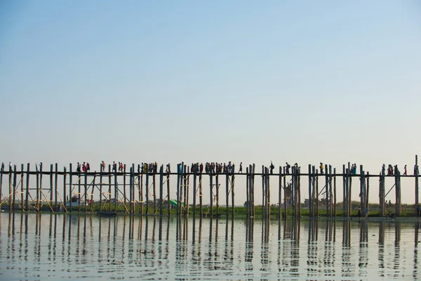 Persone che camminano sul ponte U-Bein, Mandalay — Foto Stock