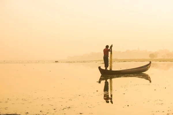 Myanmar pescatore gettando rete al lago — Foto Stock