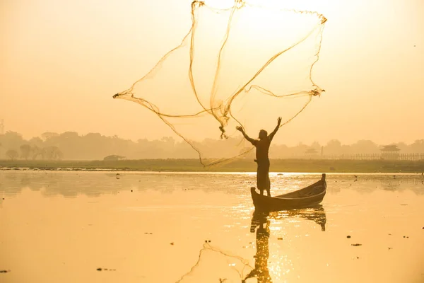 Myanmar pescatore gettando rete al lago — Foto Stock