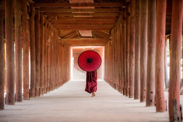 Novice buddhist monks in a temple — Stock Photo, Image