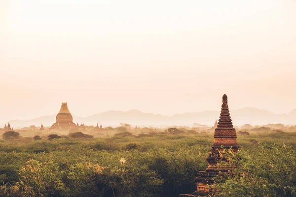 Ναοί σε Bagan την ανατολή του ηλίου, Μιανμάρ — Φωτογραφία Αρχείου