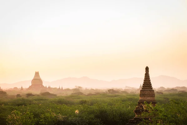 Templos em Bagan ao nascer do sol, Myanmar — Fotografia de Stock