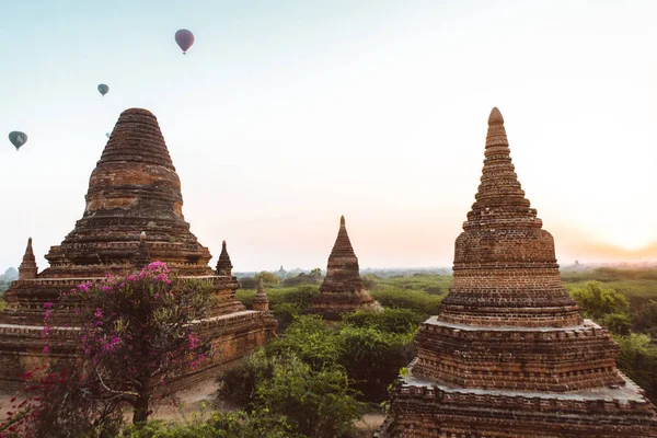 Templos em Bagan ao nascer do sol, Myanmar — Fotografia de Stock