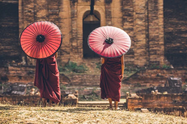 Mingun tapınağında acemi Budist rahipler — Stok fotoğraf