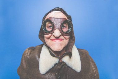 Yaşlı büyükanneyle komik portreler. Kıdemli bir kadın gibi davranıyor. 