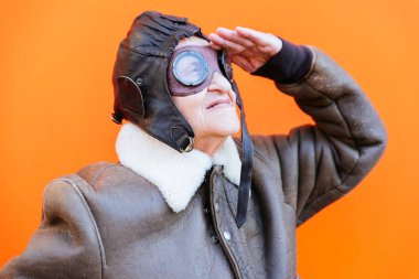 Yaşlı büyükanneyle komik portreler. Kıdemli bir kadın gibi davranıyor. 