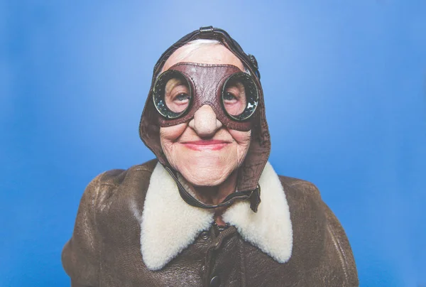 Divertidos retratos con la vieja abuela. Mujer mayor actuando como una —  Fotos de Stock