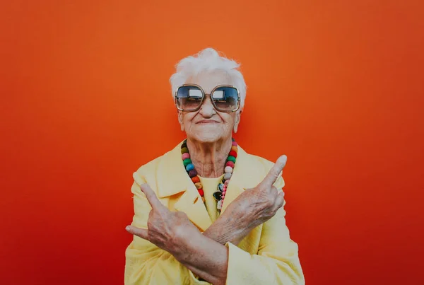 Komik büyükanne portreleri. Yaşlı kadın şık giyiniyor. — Stok fotoğraf