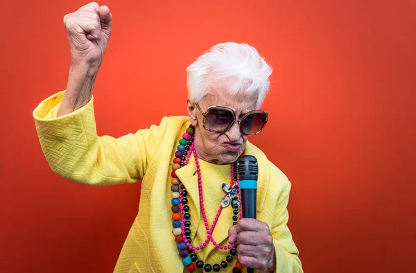 Divertenti ritratti della nonna. Vecchia anziana vestirsi elegante f — Foto Stock